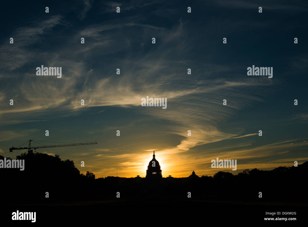 Campidoglio degli Stati Uniti Sunrise Washington DC // WASHINGTON DC - il sole nascente si allinea perfettamente con la cupola del Campidoglio degli Stati Uniti a Washington DC. Il Campidoglio, sede del Congresso degli Stati Uniti, funge da sede del ramo legislativo del governo federale. Completato nel 1800 con il suo caratteristico design neoclassico, l'edificio si trova in primo piano su Capitol Hill all'estremità orientale del National Mall. Questo allineamento del sole con i monumenti architettonici, simile a Manhattanhenge a New York City, avviene stagionalmente a causa della struttura a griglia della città e del po astronomico Foto Stock