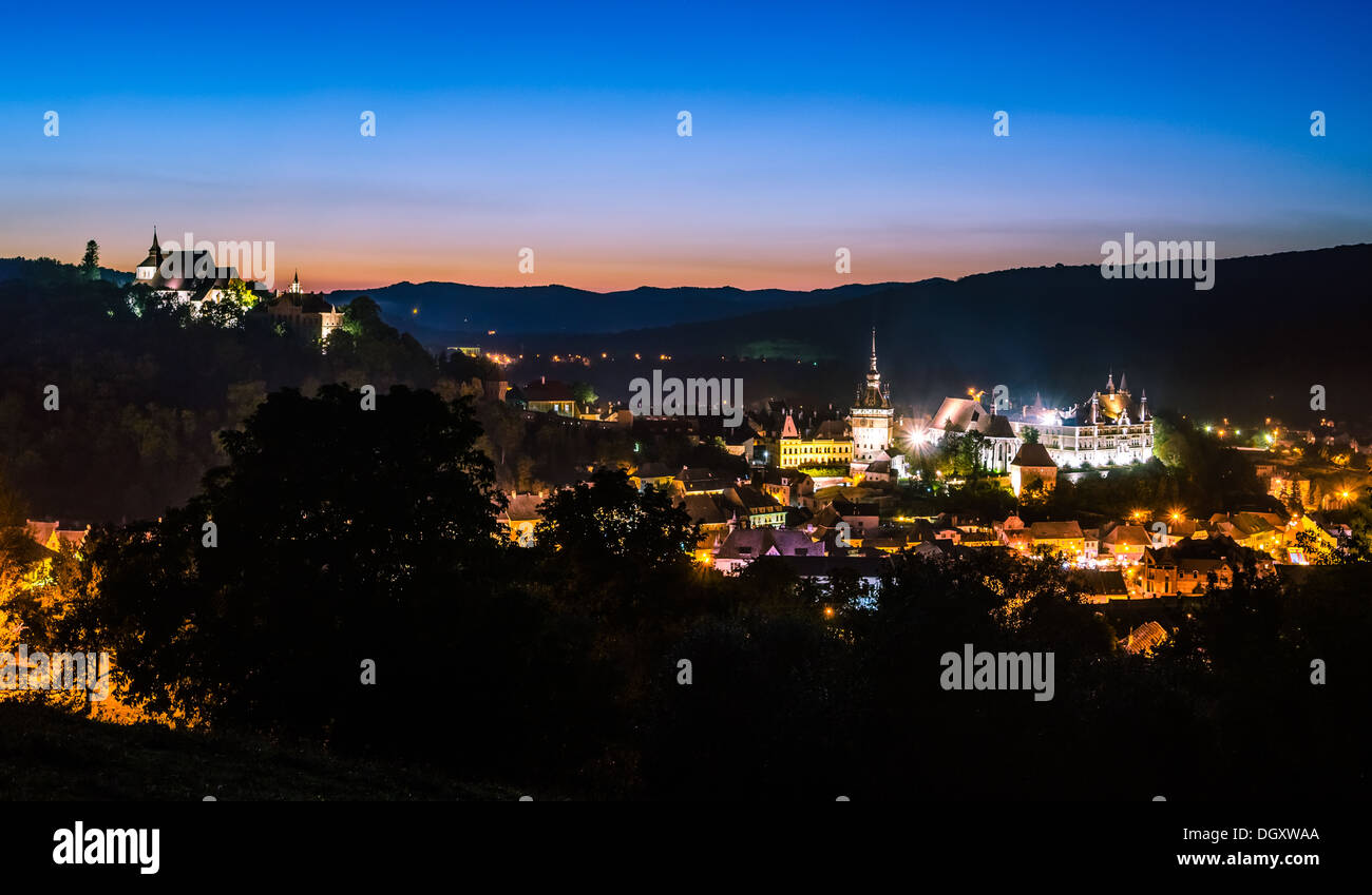 Vista notturna di Sighisoara, Romania dopo il tramonto Foto Stock