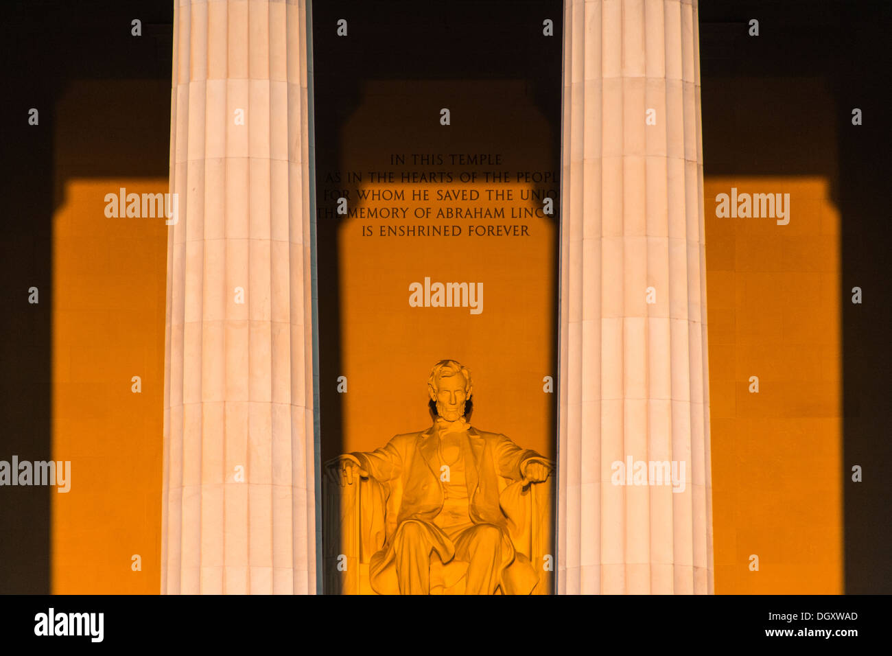 WASHINGTON DC, Stati Uniti d'America - La statua di Abramo Lincoln nel Lincoln Memorial catture la mattina molto presto sun durante l'equinozio quando il sole sorge direttamente a est. Foto Stock