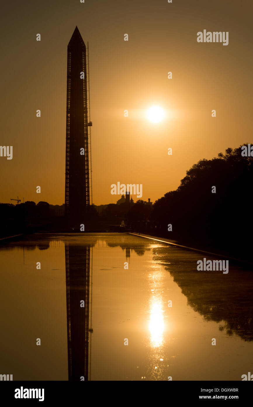 WASHINGTON DC, Stati Uniti d'America - Sunrise presso il Lincoln Memorial riflettendo piscina, con il Monumento a Washington stagliano, a Washington DC. Foto Stock