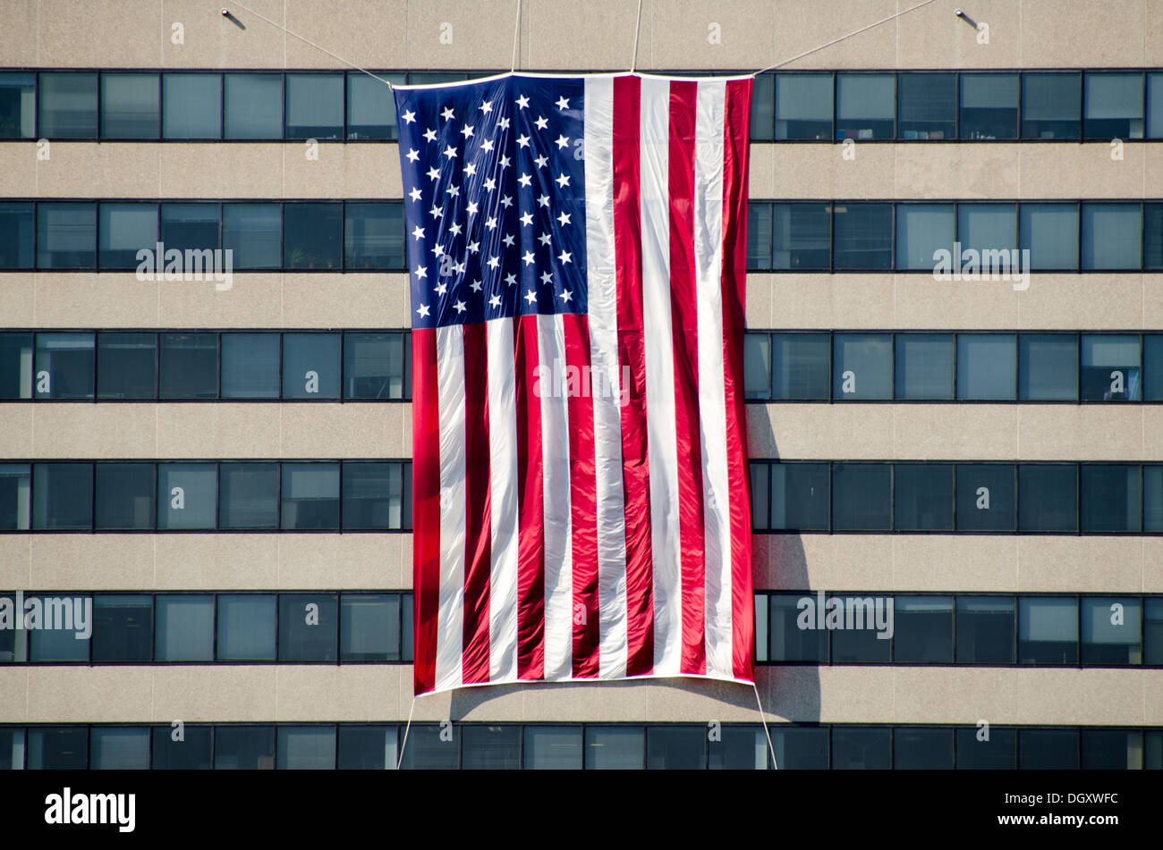 Appaltatori della difesa e altre attività di base in Rosslyn, Virginia, drappeggio grandi bandiere sul al di fuori dei loro edifici per l'anniversario del 9/11 attacchi terroristici. Il Pentagono, che è stato il bersaglio di uno degli attacchi, è nelle vicinanze. Foto Stock