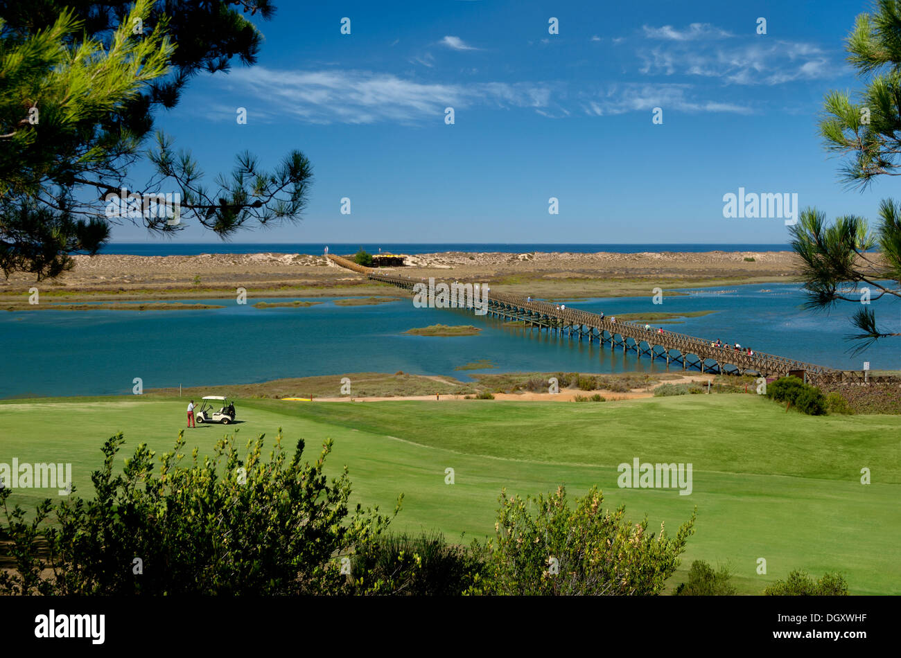 Il Portogallo, Algarve, Quinta do Lago, il ponte di legno per la spiaggia il Parque Natural de Ria Formosa, visto sopra il campo da golf di San Lorenzo Foto Stock