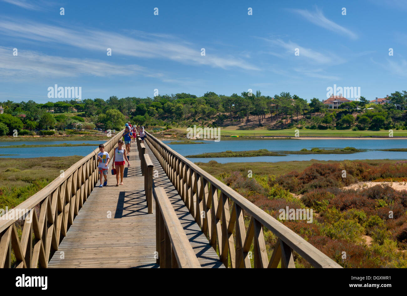 Il Portogallo, Algarve, Quinta do Lago, il ponte di legno per la spiaggia al di sopra della Ria Formosa lagoon Foto Stock