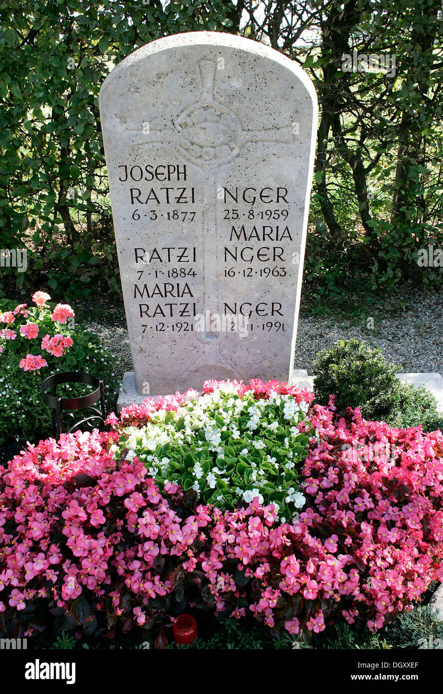 Tomba della famiglia Ratzinger, i genitori e la sorella di Joseph Ratzinger, Papa Benedetto XVI, in Penting vicino a Regensburg Foto Stock