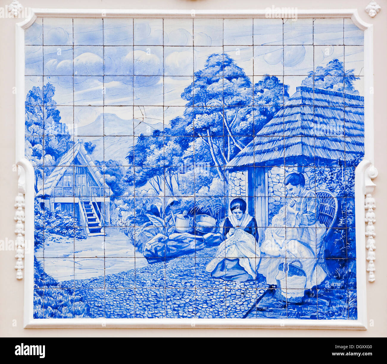 Azulejo, murale realizzato in ceramica dipinta piastrelle, rurale scena, due donne e di cucitura Cucitura, sul teatro locale di Funchal Foto Stock