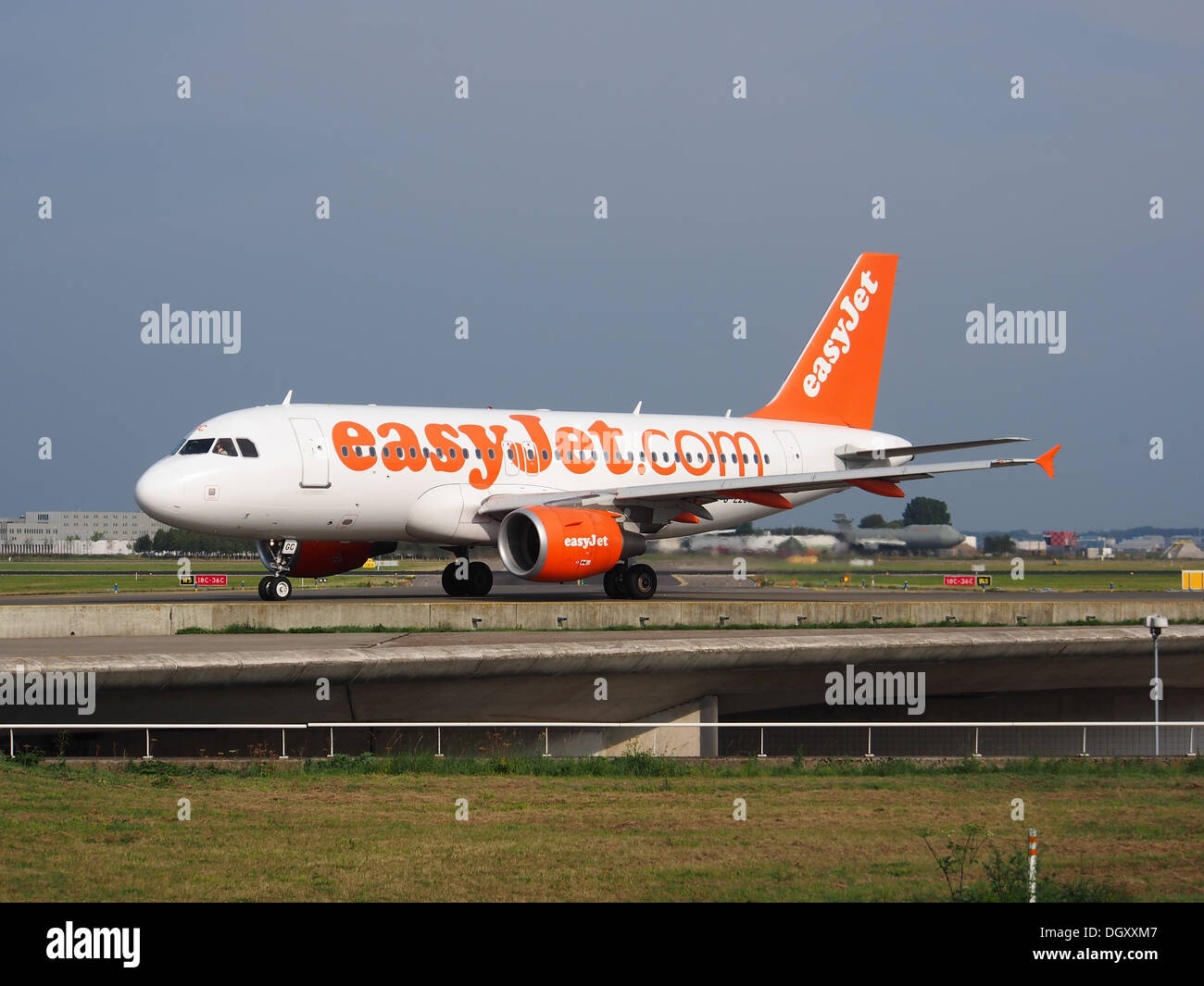 G-EZGC easyJet Airbus A319-111 di rullaggio, 25agosto2013 pic-1 Foto Stock