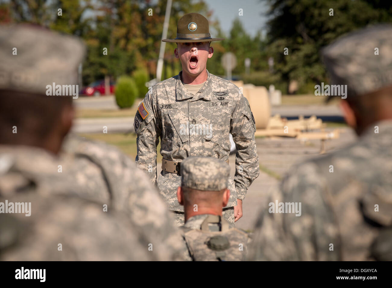 Un US Army trapanare il sergente istruttore ordini abbaia ai candidati all'US Army trapanare gli istruttori Scuola Fort Jackson durante la chiusura dell'ordine praticare esercizi Settembre 27, 2013 in Columbia, SC. Mentre il 14% dell'esercito è donne soldato vi è una carenza di trapano femmina sergeants. Foto Stock