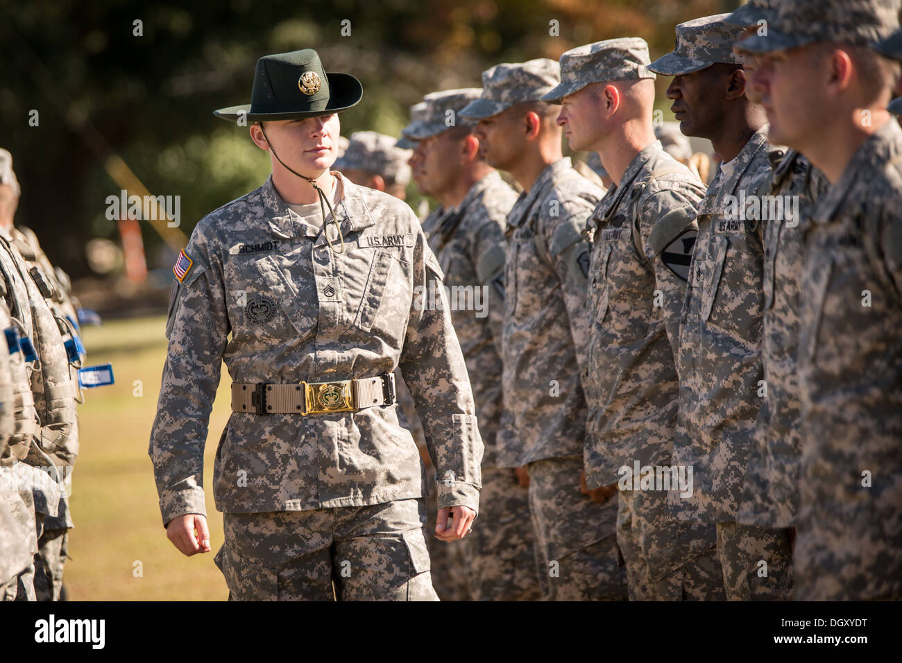 Una femmina di praticare il sergente istruttore osserva i candidati all'US Army trapanare gli istruttori Scuola Fort Jackson durante la chiusura dell'ordine praticare esercizi Settembre 27, 2013 in Columbia, SC. Mentre il 14% dell'esercito è donne soldato vi è una carenza di trapano femmina sergeants. Foto Stock