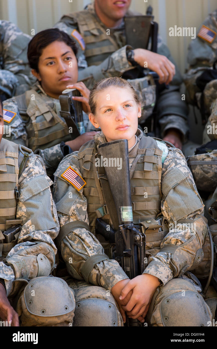 Soldati femmina a base di addestramento al combattimento per ascoltare le istruzioni durante il boot camp a Fort Jackson Settembre 27, 2013 in Columbia, SC. Foto Stock