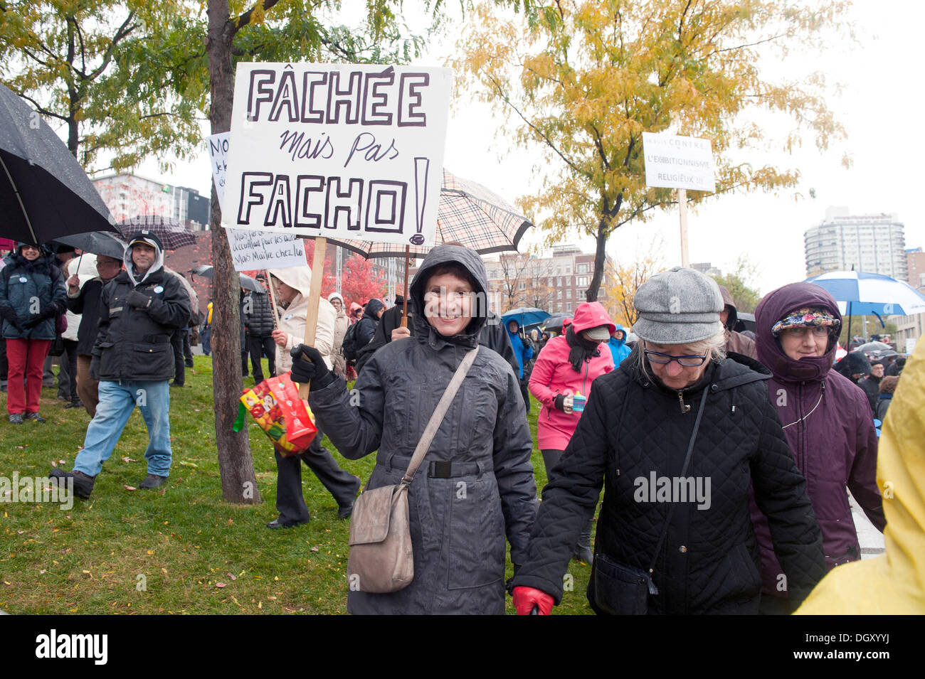 Montreal, Canada. 26 ott 2013. Donna che mantiene un cartello che diceva "arrabbiato, ma non fascista" in francese a marzo per la laicità e contro la minaccia di integralismo religioso, Montreal Canada © Pierre rochon/Alamy Live News Foto Stock