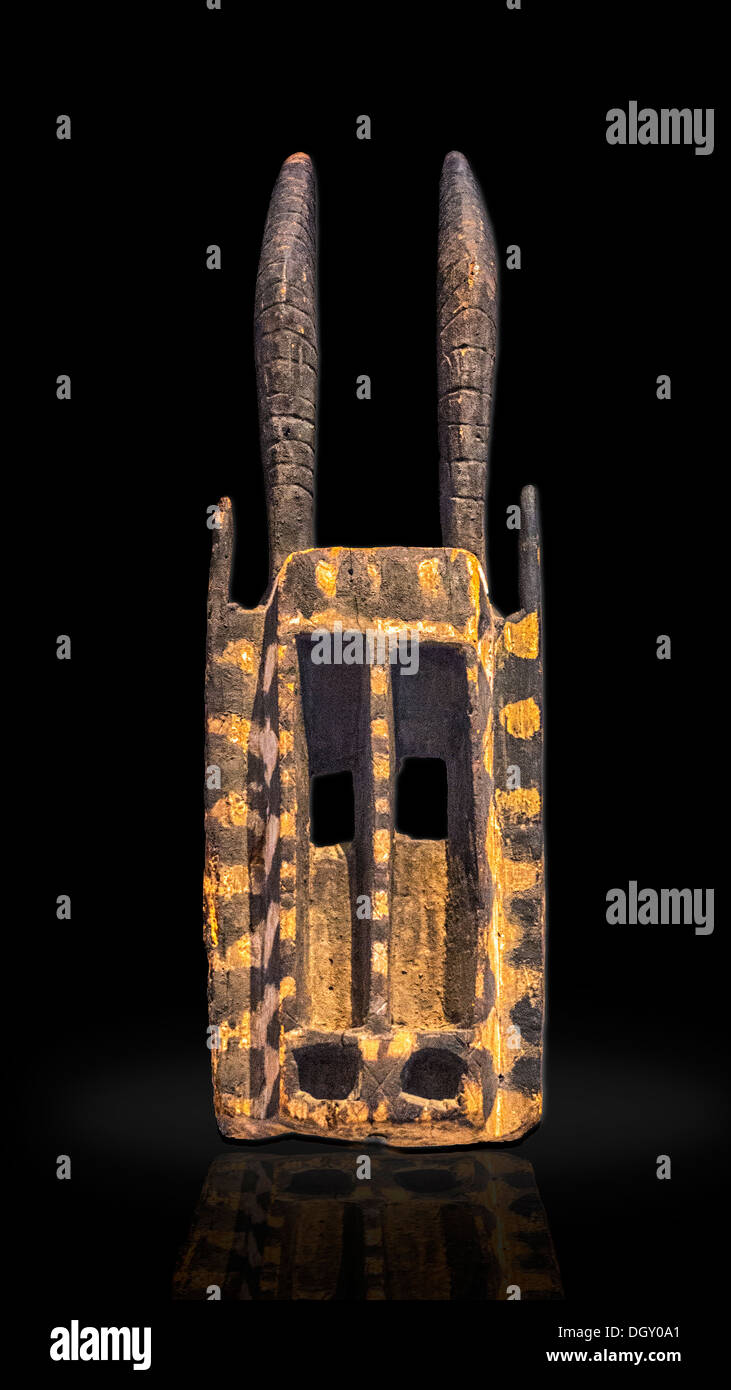 Una contemporanea occidentale in legno africano maschera cerimoniale Foto Stock