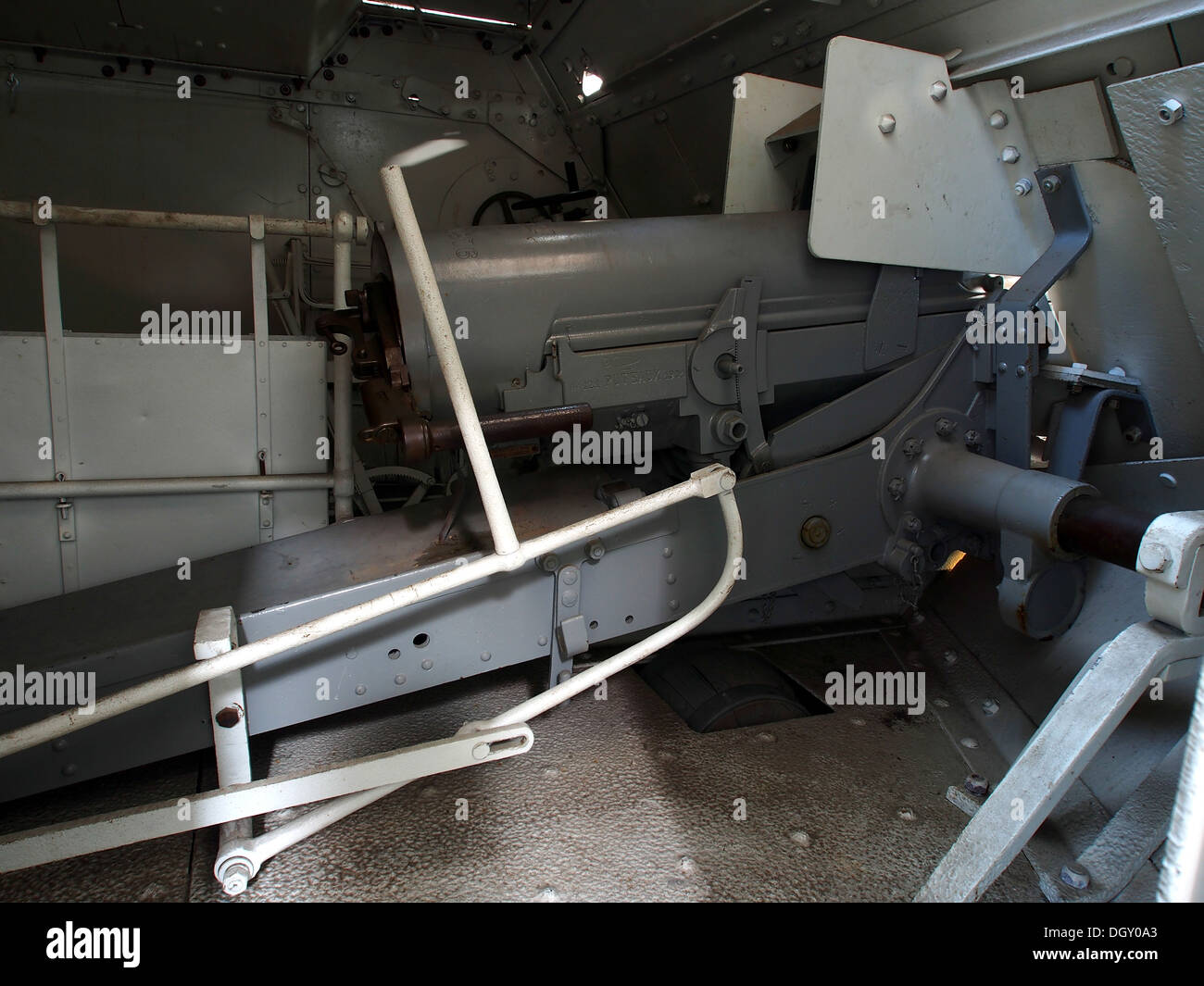 Il Saint Chamond, un carro armato pesante francese, esposto al Museo dei carri armati di Saumur, in Francia, mostra il suo uso militare durante la prima guerra mondiale. Foto Stock