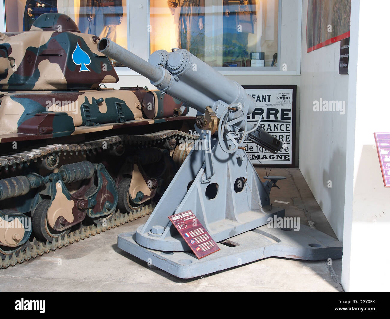 Il Mortier de Fortresse del 1934 è un mortaio fortificato francese esposto al Tank Museum di Saumur, in Francia. Fu usato per bombardare l'artiglieria a lungo raggio e dimostra i primi sviluppi dell'artiglieria militare. Foto Stock