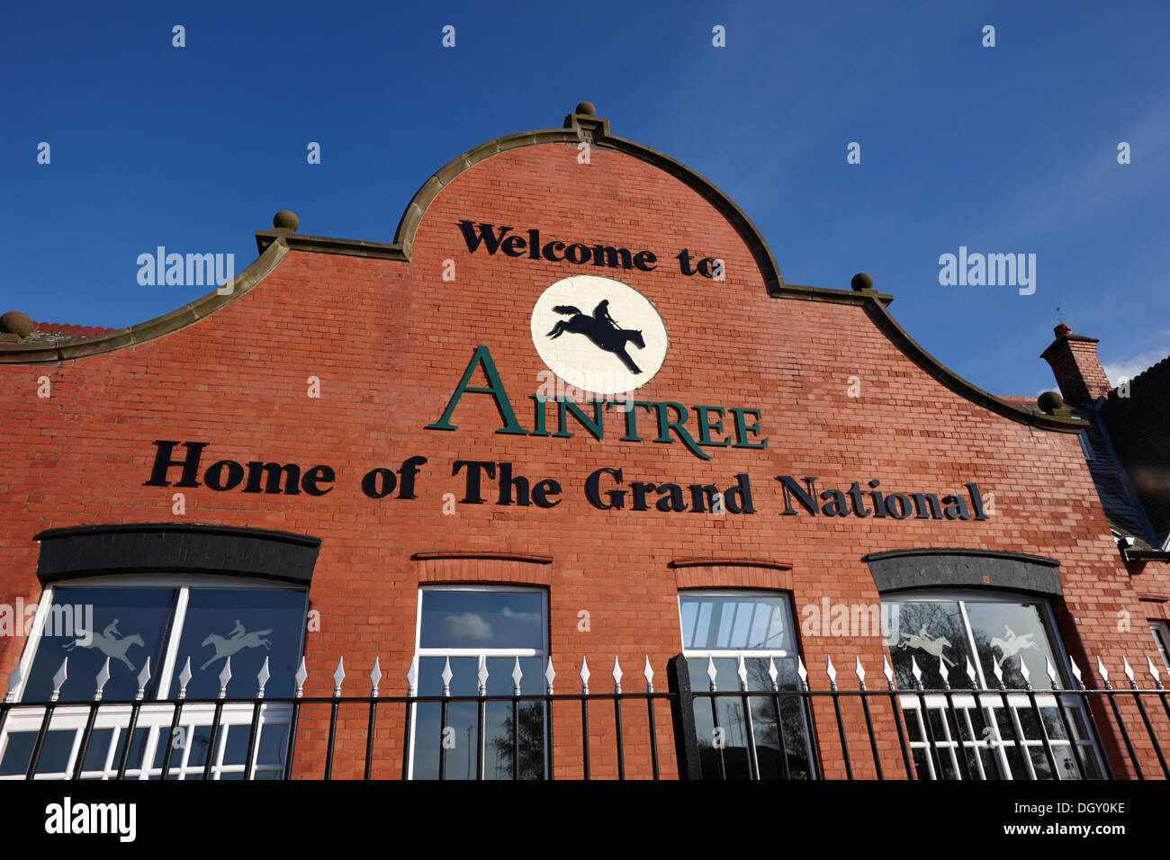 Tradizionale ingresso gate per l'Aintree Racecourse Merseyside England Foto Stock