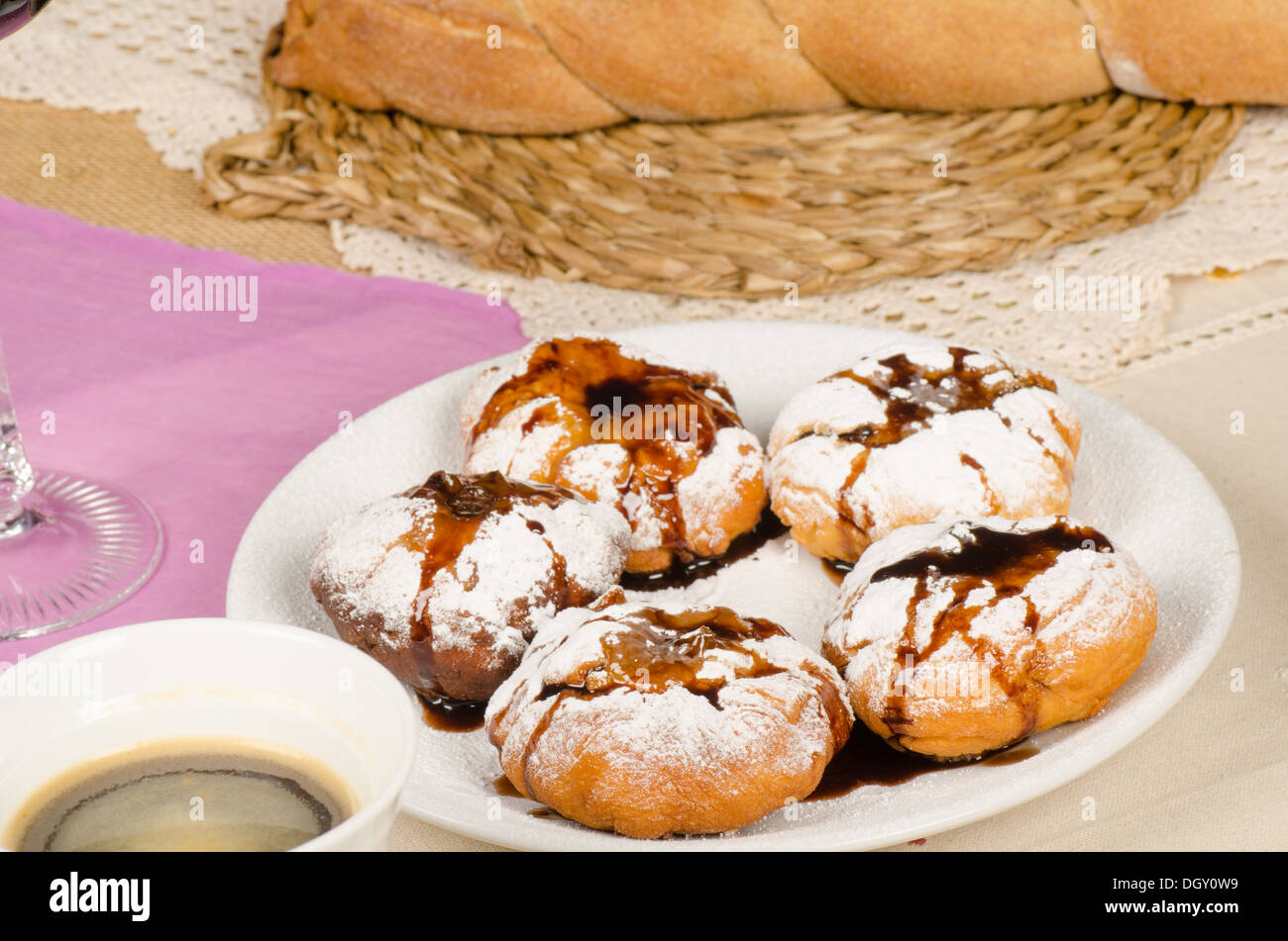 Delizioso dolce farcito sufganiyot, un popolare Hanukkah trattare Foto Stock