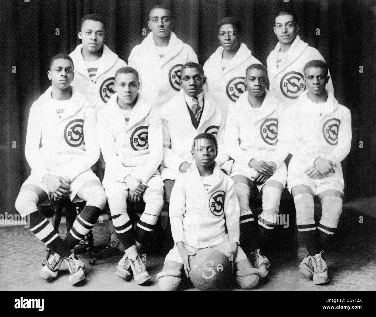 Afro-americano di giocatori di basket della Scolastica associazione atletica della squadra di basket di Pittsburgh, 1917 Foto Stock