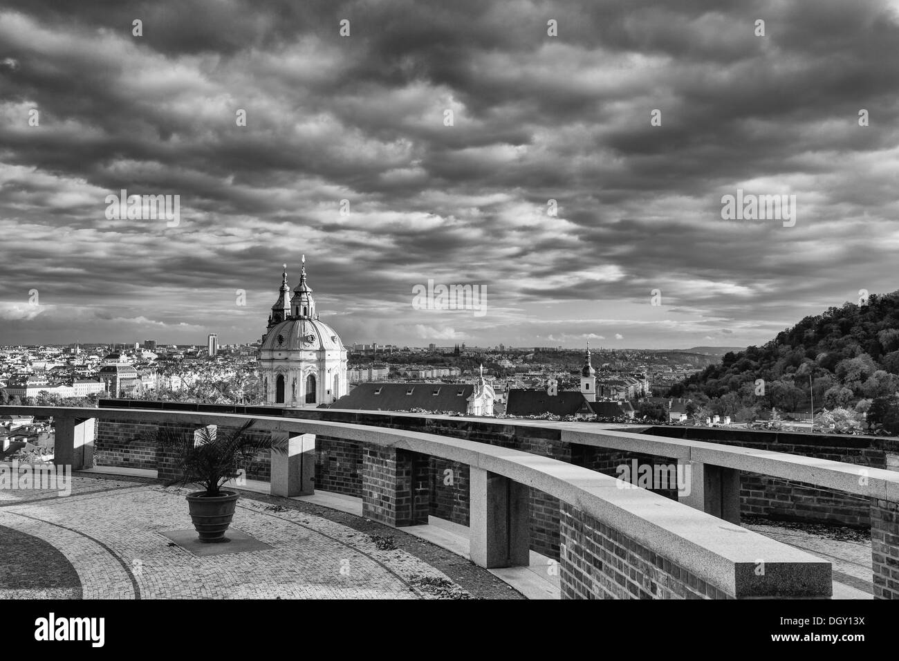 Vista dal giardino del Paradiso vicino al Castello di Praga nella Repubblica Ceca Foto Stock