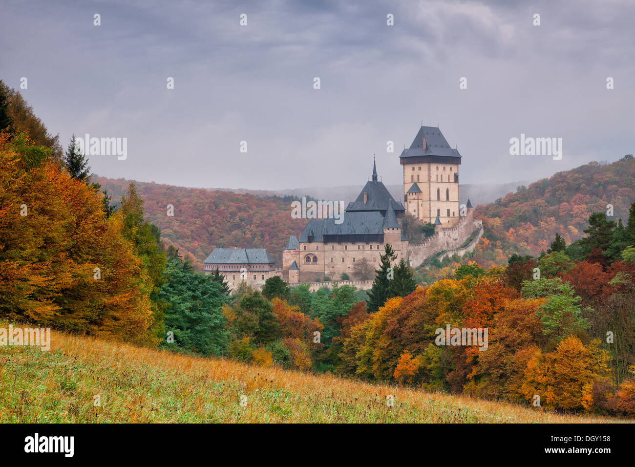 Il castello di Karlstejn nella foresta di autunno Foto Stock