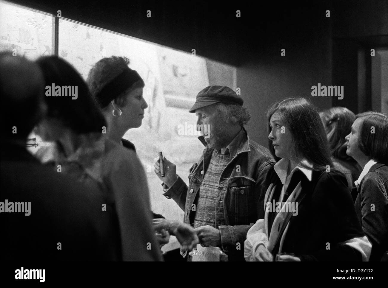 Archivio fotografico dell'artista Richard Hamilton con il pittore Rita Donagh e persone in una galleria d'arte guardando una mostra. Liz Goldfinger è la donna a sinistra con orecchino d oro a Londra REGNO UNITO 1975 KATHY DEWITT Foto Stock