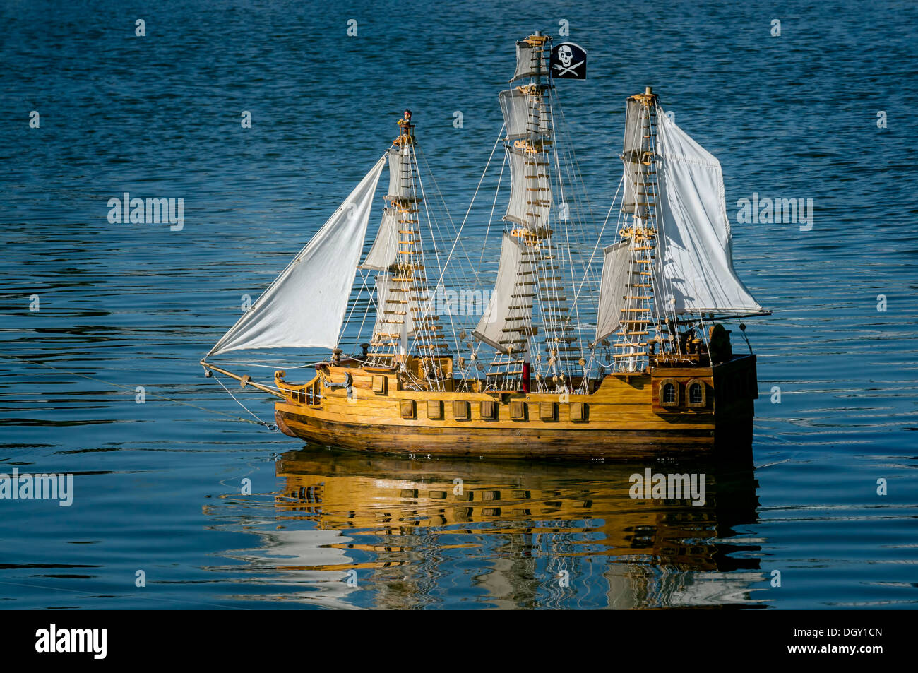 Modello in scala di un tri-masted square-truccate galeone spagnolo navigazione della nave galleggiante sul Lago Dora. Foto Stock