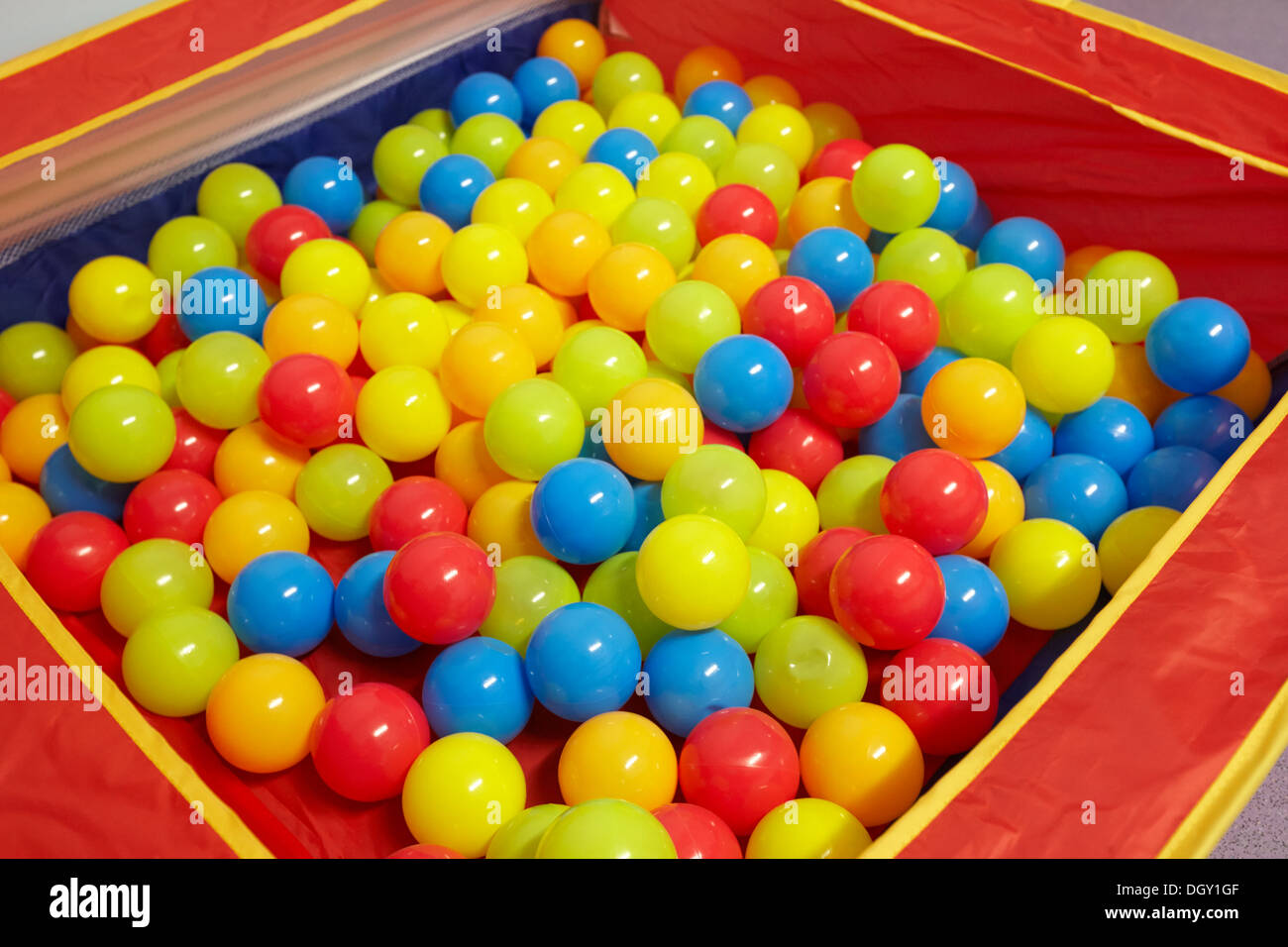Childs tattile giocattolo a sfera pit Foto Stock