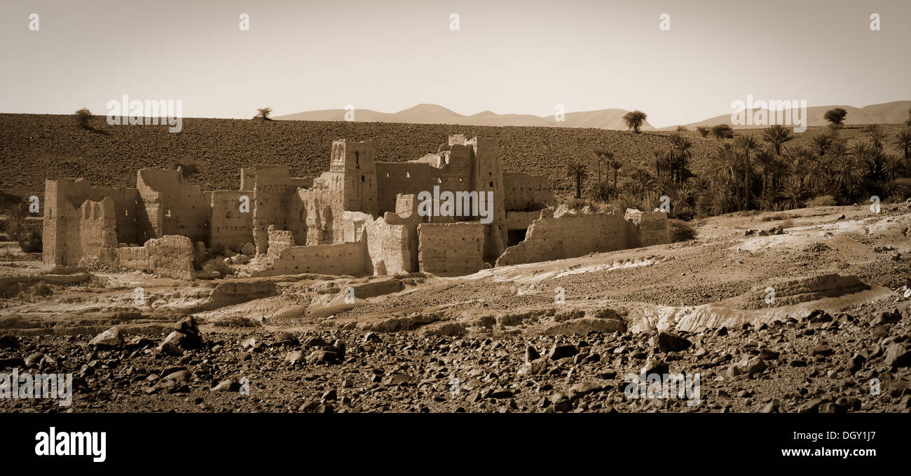 Seppia riprese panoramiche di rovinato Kasbah a Zagora provincia Sud Marocco, Africa del Nord Foto Stock
