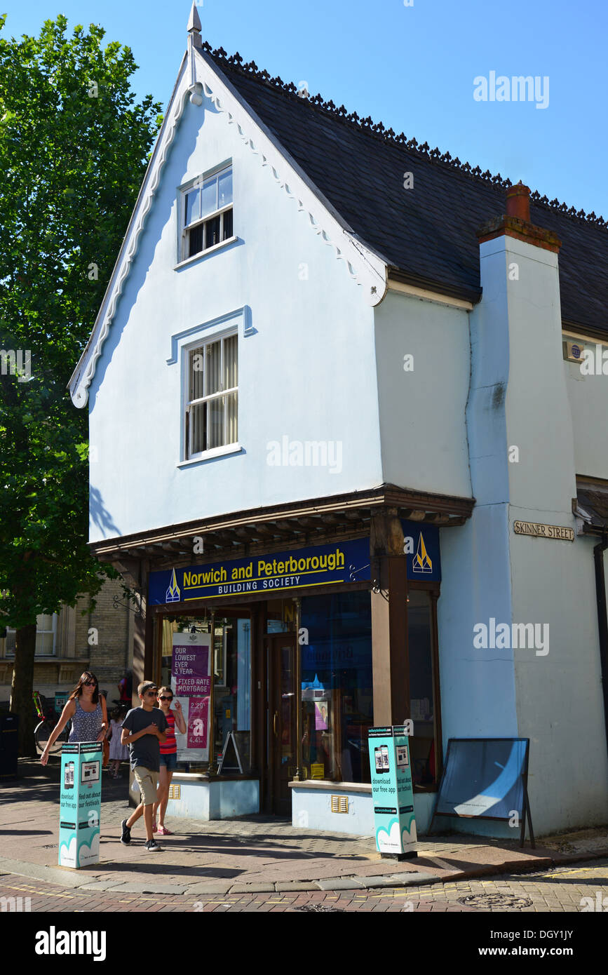 Norwich e Peterborough Building Society, Abbeygate Street, Bury St Edmunds, Suffolk, Inghilterra, Regno Unito Foto Stock