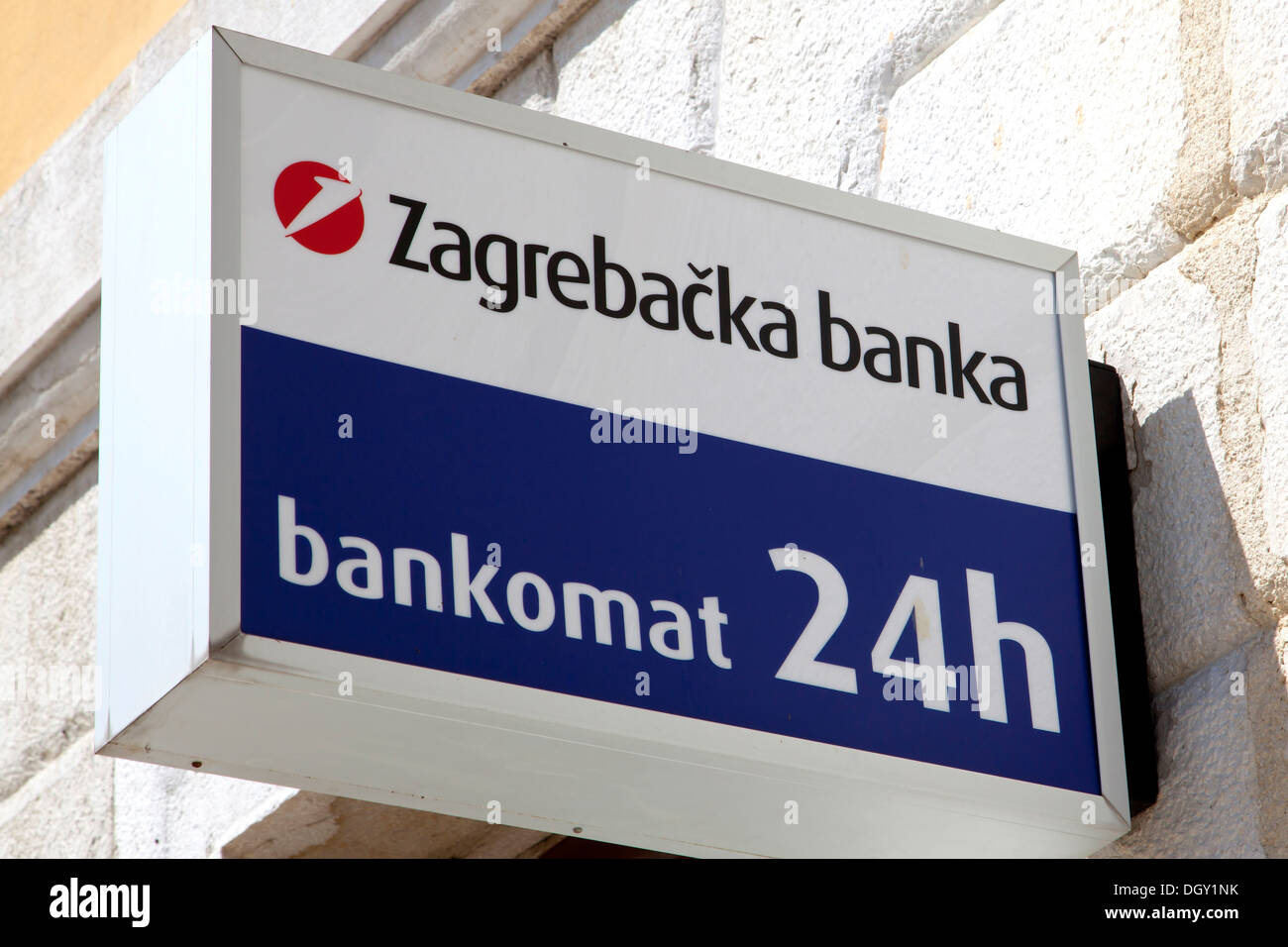 Zagrebacka banka logo, insegne su un ramo di Zagrebacka banka, parte del Gruppo UniCredit, a Rovigno, Rovingo, Istria, Croazia Foto Stock