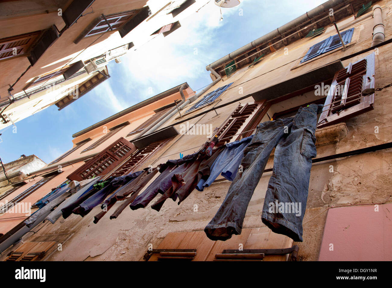 Vestiti appesi per asciugare in un vicolo del centro storico della città di Rovigno, Rovingo, Istria, Croazia, Europa, Rovigno Croazia Foto Stock