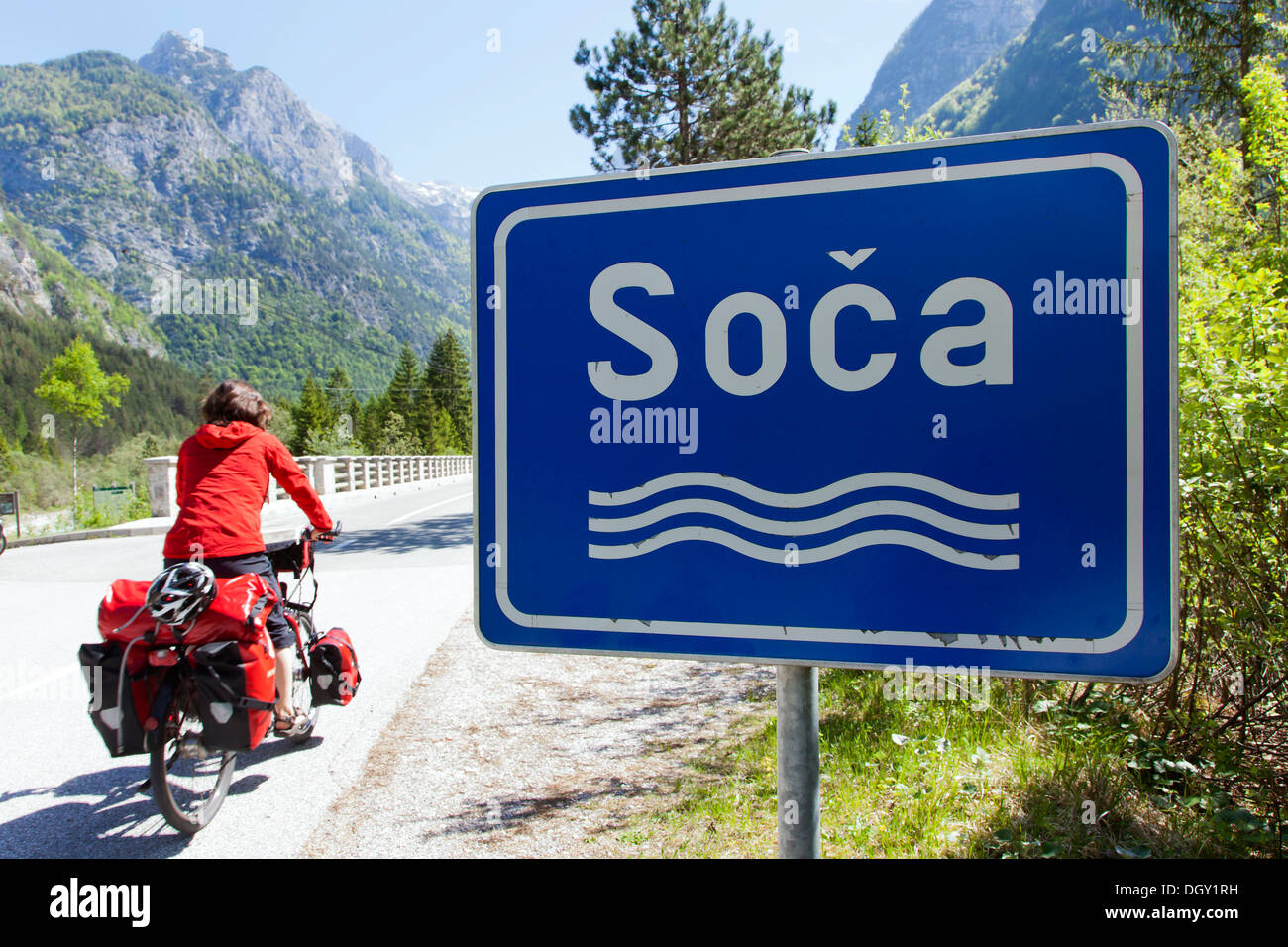 Ciclista attraversando il fiume Soca in Soca Valley nel Parco Nazionale del Triglav, sulle Alpi Giulie, nei pressi di Bovec, Slovenia, Europa Foto Stock