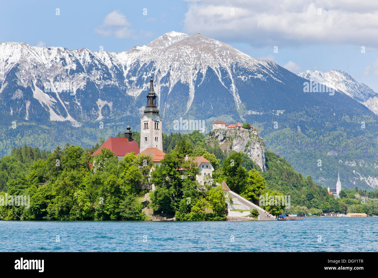 Blejski Otok con la Chiesa di Santa Maria in Lago di Bled e il Karawanks mountain range in Bled, Slovenia, Europa, Bled Foto Stock