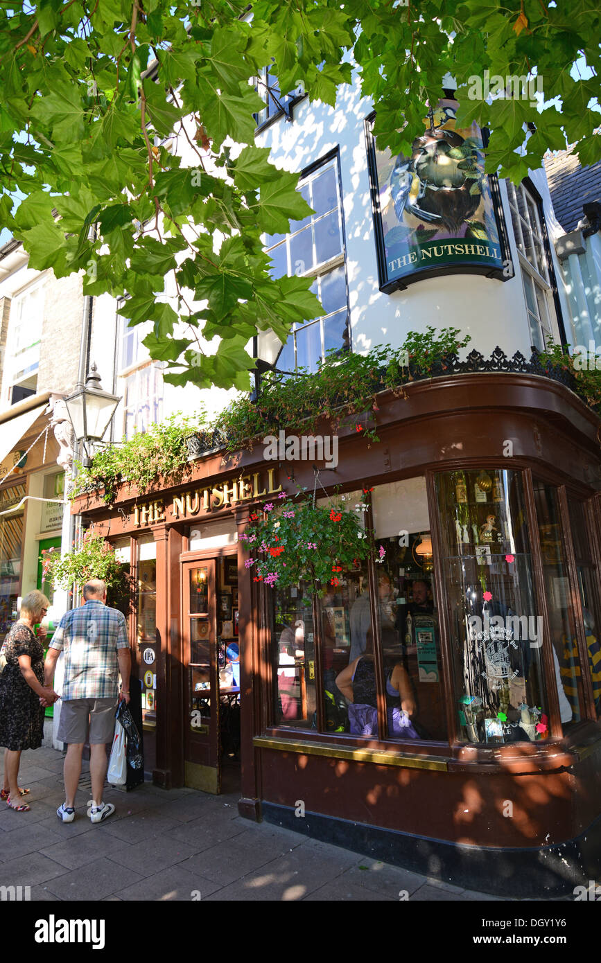 Il Breve Pub (Gran Bretagna il pub più piccolo), la traversa, Bury St Edmunds, Suffolk, Inghilterra, Regno Unito Foto Stock