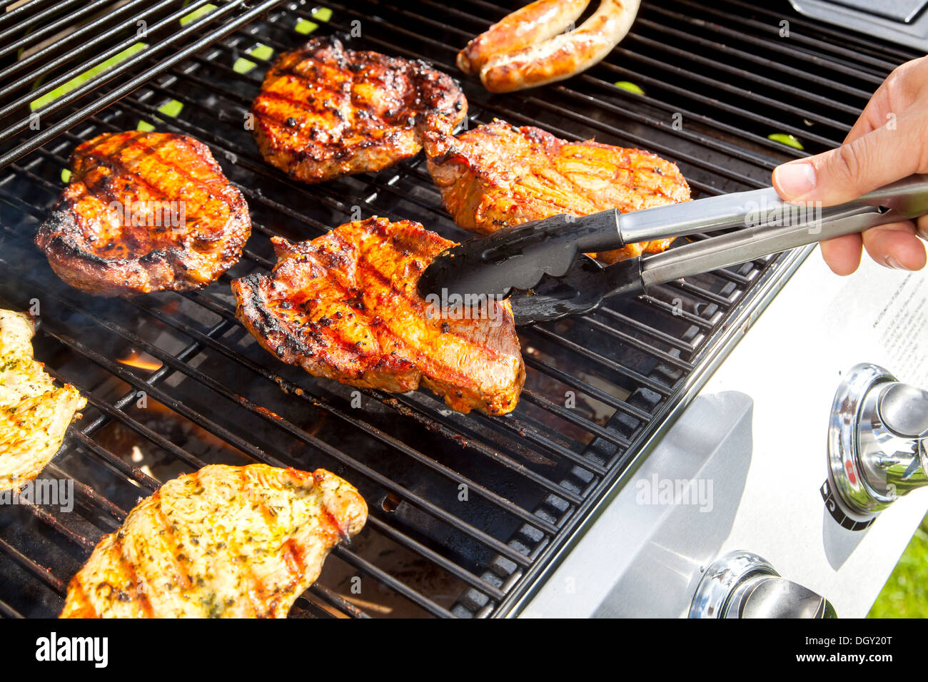 Bistecche di maiale su un grill a gas, Germania Foto Stock