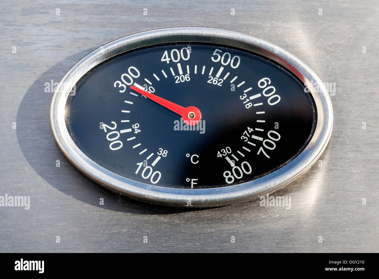 Termometro, visualizzazione della temperatura in gradi Fahrenheit e Celsius o Centigradi, su un grill a gas, Germania Foto Stock