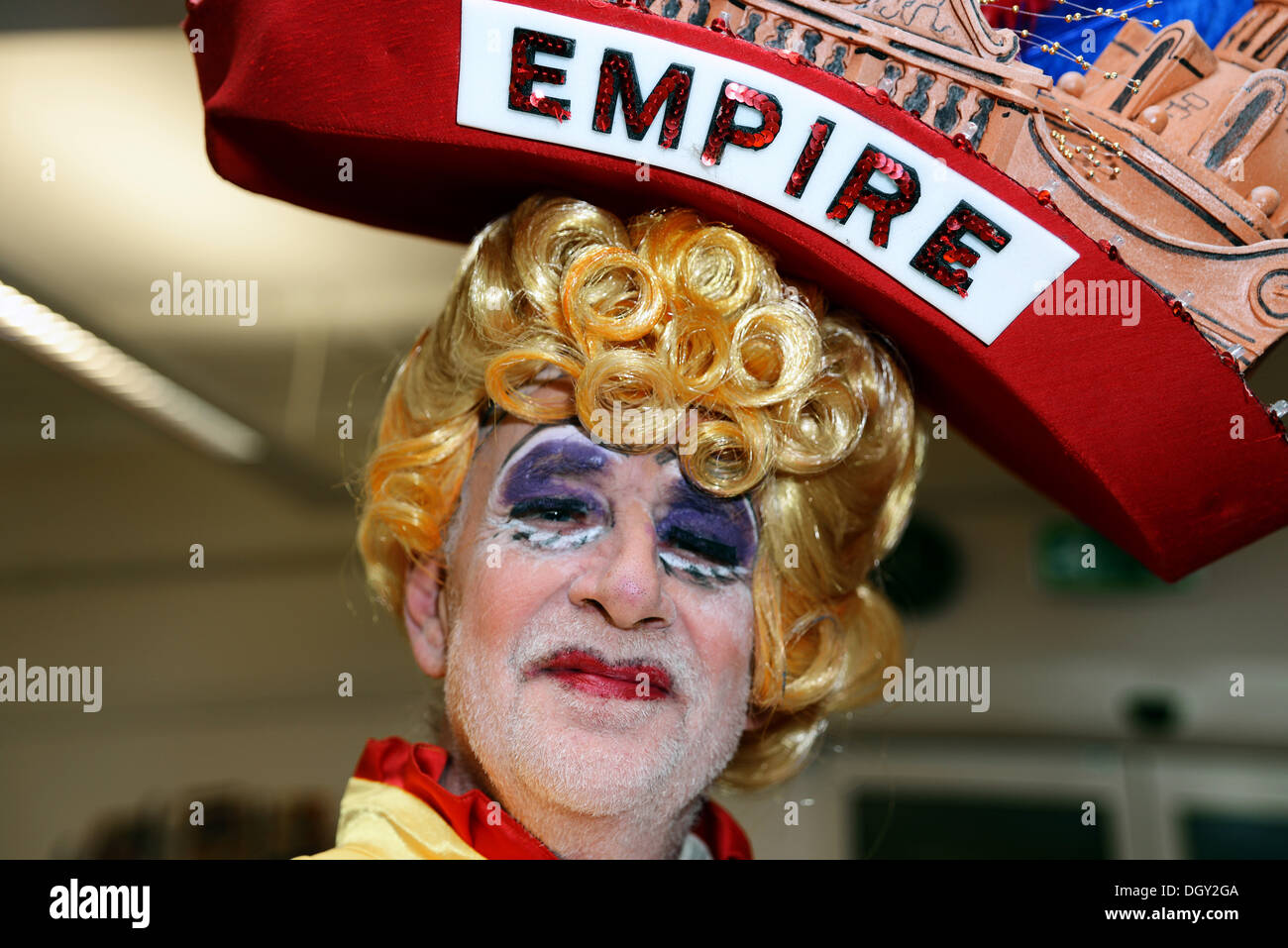 Londra REGNO UNITO 27 OTT 2013: Hackney Empire e San Giuseppe Ospizio hanno unito le forze per creare un 1 km di corsa che invita la gente a vestire in loro più favoloso dame costumi o come i loro preferiti pantomime caratteri. Aiutare a Hackney Empire a raccogliere fondi per mantenere le arti accessibili per tutte le età e di consentire a San Giuseppe ospizio per fornire la cura migliore per la gente della zona est di Londra con una malattia terminale a San Giuseppe Hospice a Londra. © Vedere Li/Alamy Live News Foto Stock