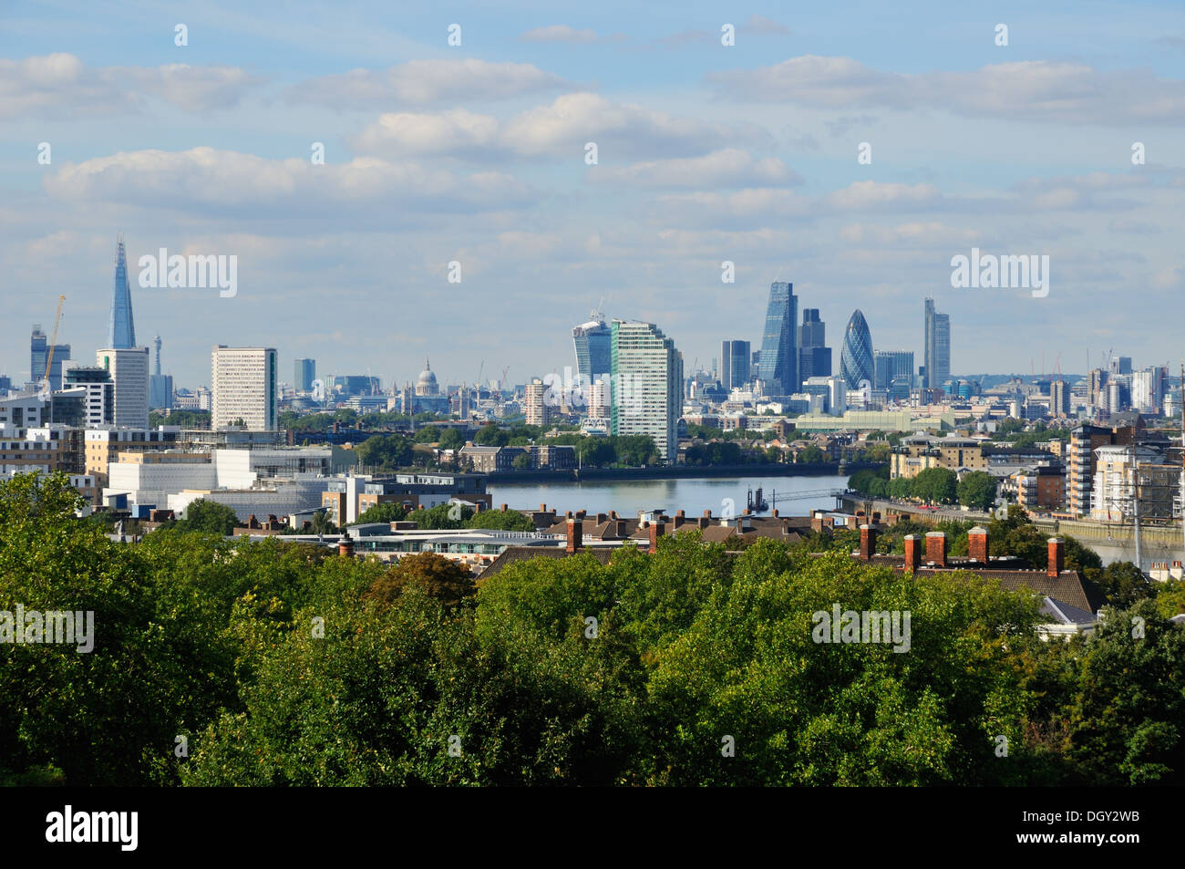 Lo skyline della città di Londra e il Tamigi da Greenwich Park, Londra UK, guardando verso ovest Foto Stock