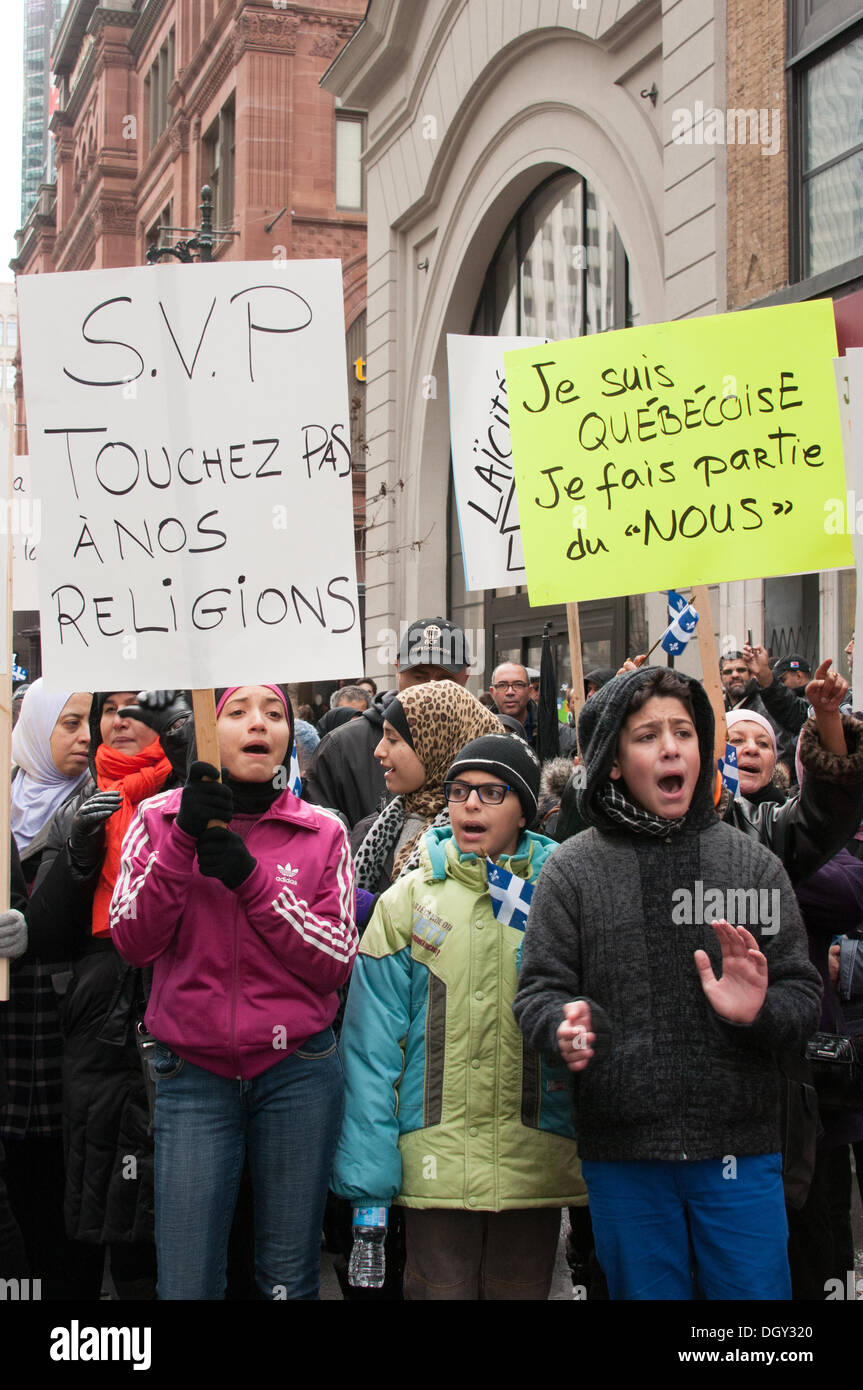 Montreal, Canada. 27 ott 2013. Migliaia di manifestanti hanno marciato attraverso Montreal Downtown per mostrare il loro malcontento con la nuova proposta di Quebec Carta dei valori che vuole vietare ai dipendenti di indossare segni religiosi in Quebec del servizio civile. © Megapress/Alamy Live News Foto Stock