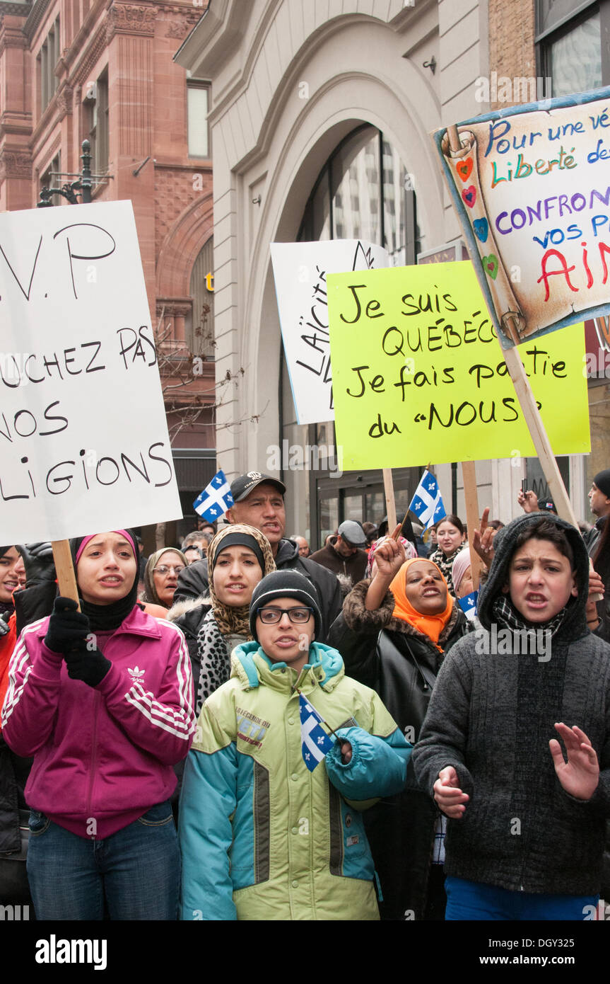 Montreal, Canada. 27 ott 2013. Migliaia di manifestanti hanno marciato attraverso Montreal Downtown per mostrare il loro malcontento con la nuova proposta di Quebec Carta dei valori che vuole vietare ai dipendenti di indossare segni religiosi in Quebec del servizio civile. © Megapress/Alamy Live News Foto Stock