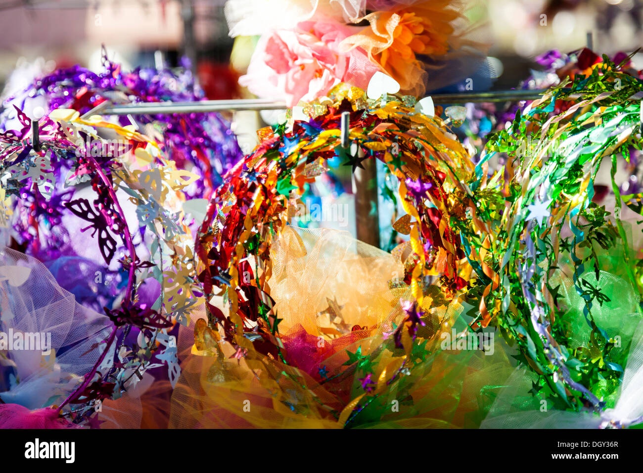 Vivace e glittery capelli archi, bande e barrettes in vendita presso il monte Dora fiera di artigianato Festival. Foto Stock