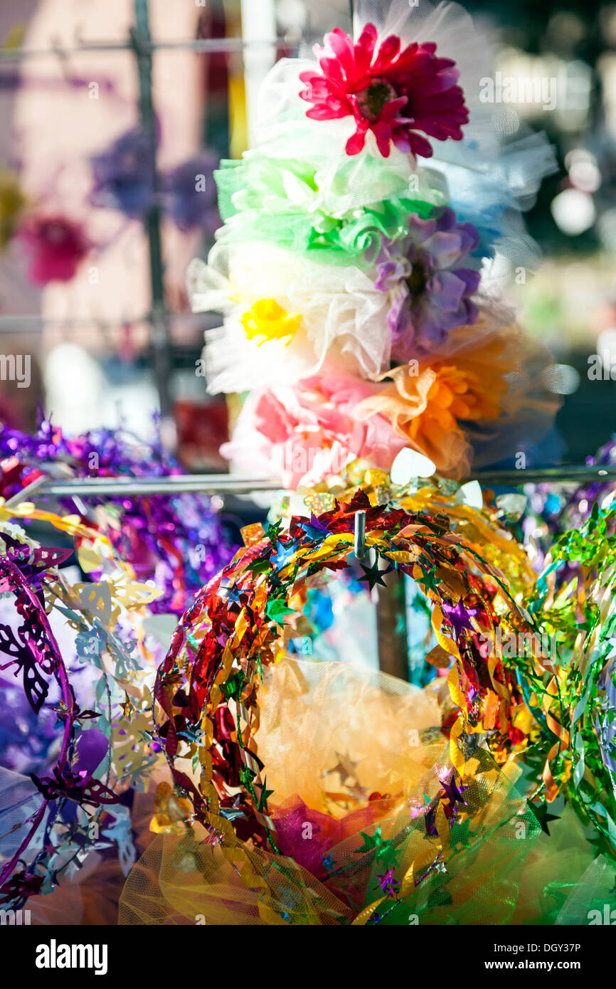 Vivace e glittery capelli archi, bande e barrettes in vendita presso il monte Dora fiera di artigianato Festival. Foto Stock