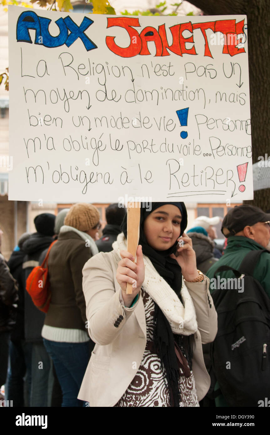 Montreal, Canada. 27 ott 2013. Migliaia di manifestanti hanno marciato attraverso Montreal Downtown per mostrare il loro malcontento con la nuova proposta di Quebec Carta dei valori che vuole vietare ai dipendenti di indossare segni religiosi in Quebec del servizio civile. © Megapress/Alamy Live News Foto Stock
