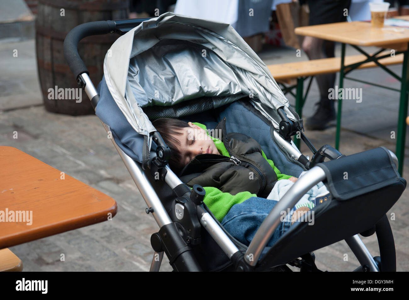 Un bambino dorme in un passeggino in Manhattan. Foto Stock