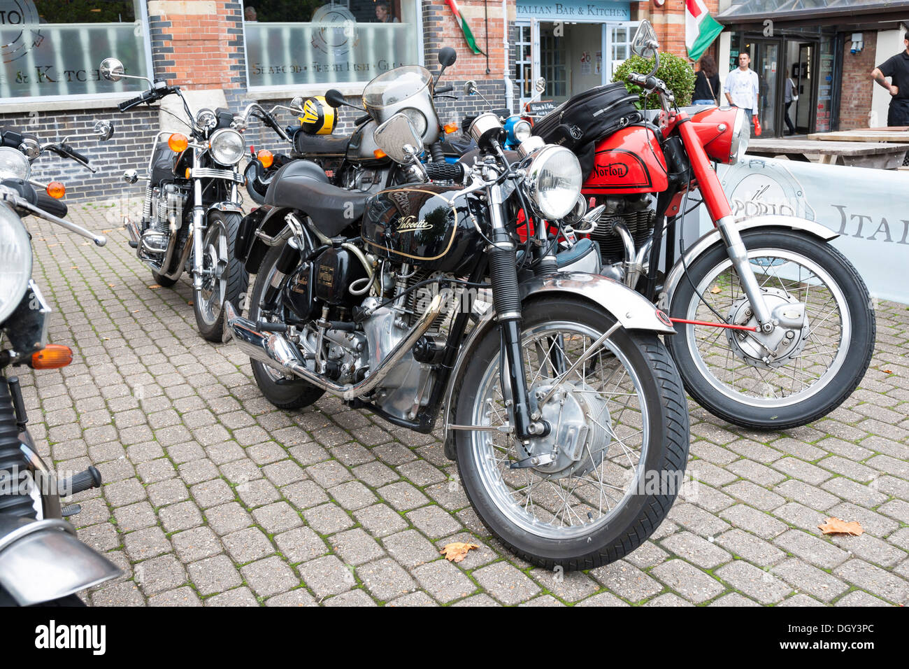 Vintage velocette e norton motocicli sulla strada Foto Stock