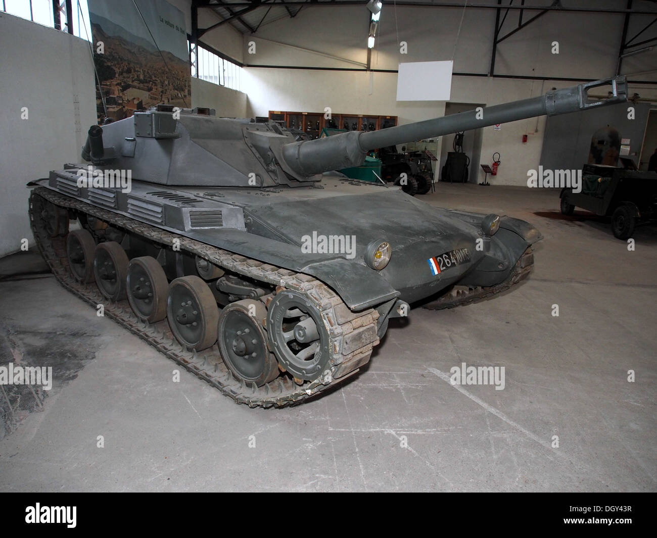 L'ELC BIS è un carro armato leggero francese, esposto al Tank Museum di Saumur, in Francia. È stato progettato per la rapida mobilità e la ricognizione durante la seconda guerra mondiale, mostrando la tecnologia corazzata francese. Foto Stock