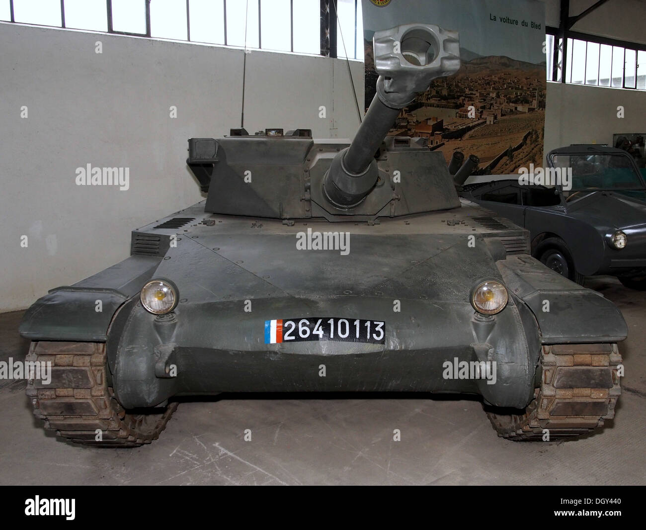 L'ELC BIS è un veicolo corazzato francese esposto al Tank Museum di Saumur, in Francia. Conosciuto per il suo design distintivo e il suo significato storico, rappresenta un pezzo unico di tecnologia militare della metà del XX secolo. Foto Stock