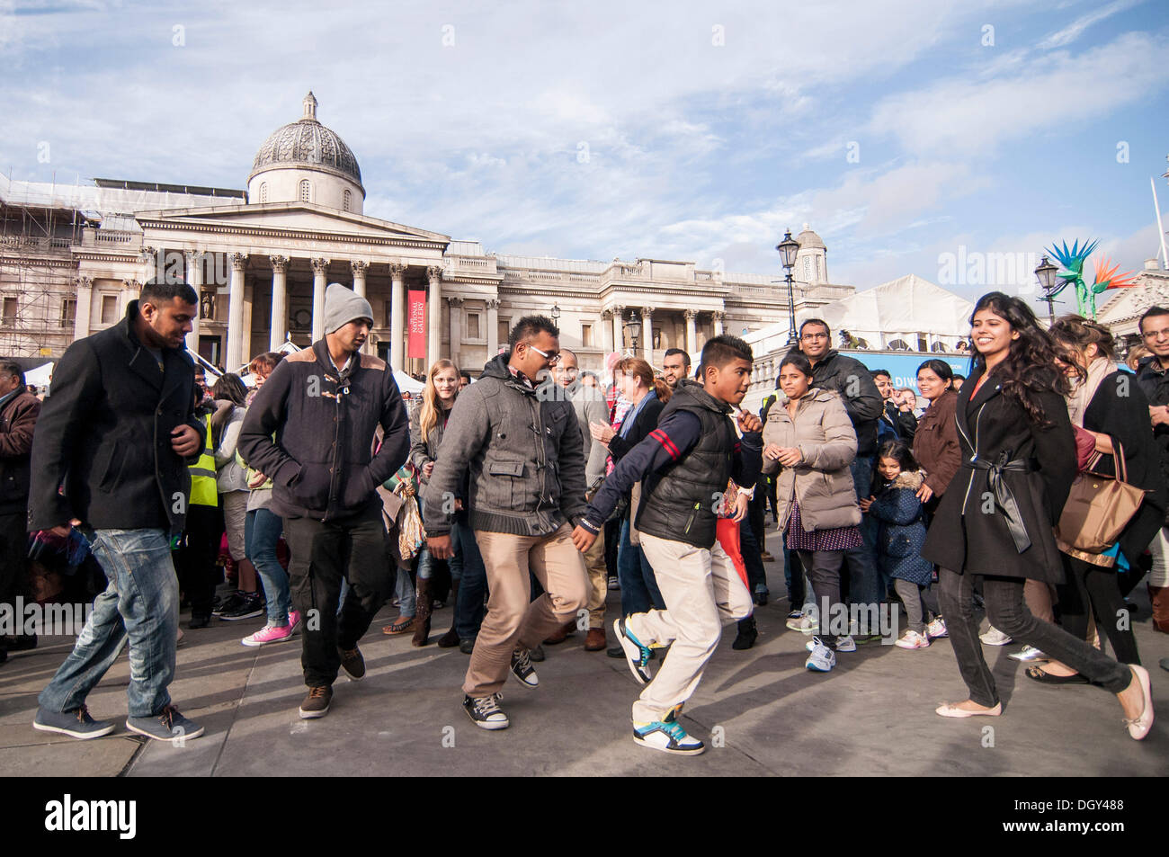 Trafalgar Square, Londra, Regno Unito, 27 ottobre 2013. Diwali è celebrato da indù e sikh Jain comunità di tutto il mondo tra metà ottobre e metà novembre di ogni anno. Diwali, la festa delle luci', celebra il trionfante vittoria del bene sul male, della luce sulle tenebre e la speranza di fronte alla disperazione. Qui, i membri del pubblico si riuniscono nel centro della piazza per eseguire la 'garba dance". © Stephen Chung/Alamy Live News Foto Stock