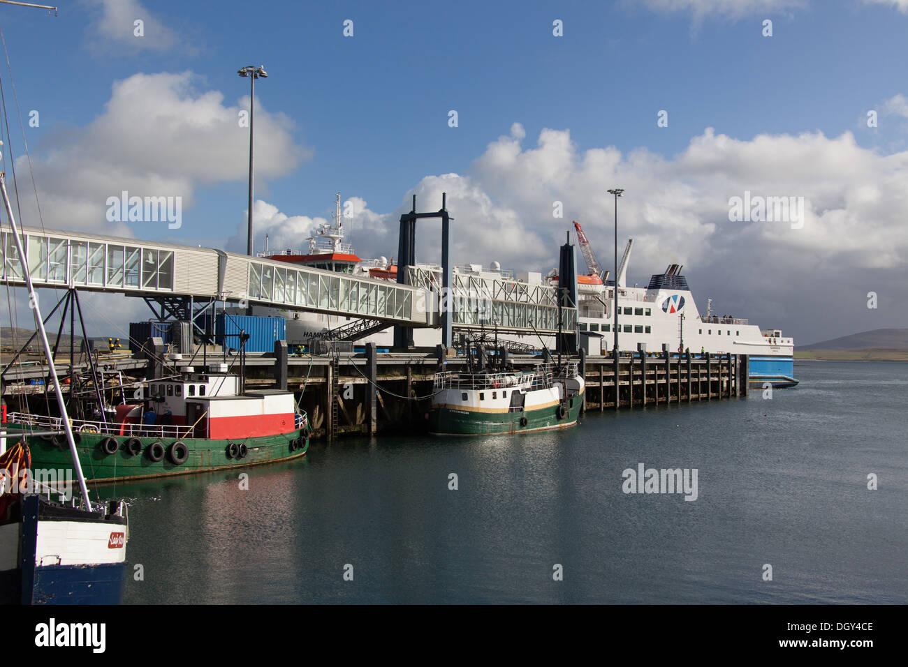 Isole di Orkney, Scozia. Il traghetto Northlink, MS Hamnavoe, arrivando a Stromness Porto. Foto Stock