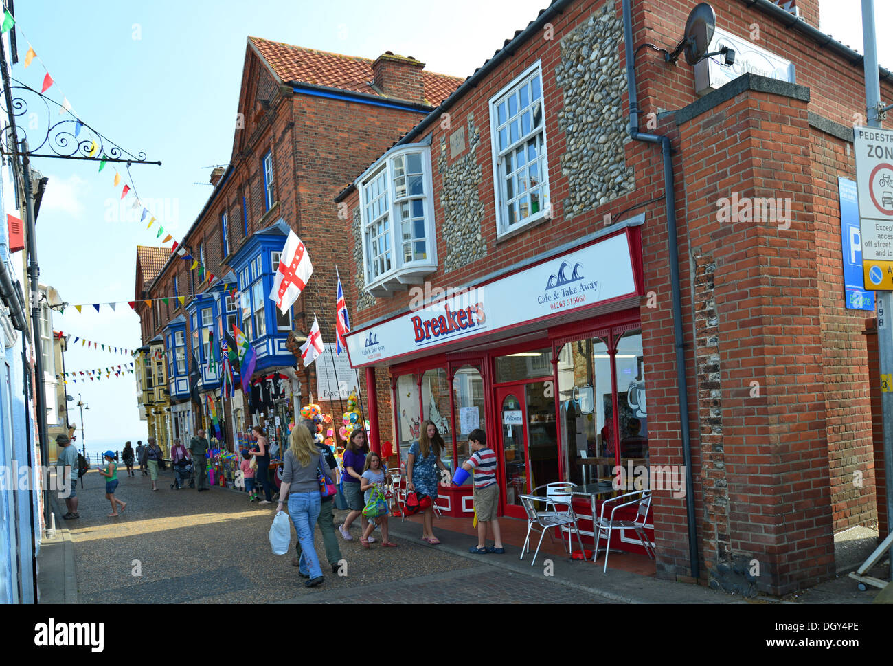 Spiaggia souvenir shop e caffetteria nel giardino Street, Cromer, Norfolk, Inghilterra, Regno Unito Inghilterra, Regno Unito Foto Stock