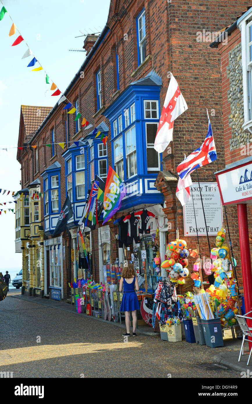 Spiaggia negozi di souvenir in Via Giardino, Cromer, Norfolk, Inghilterra, Regno Unito Inghilterra, Regno Unito Foto Stock