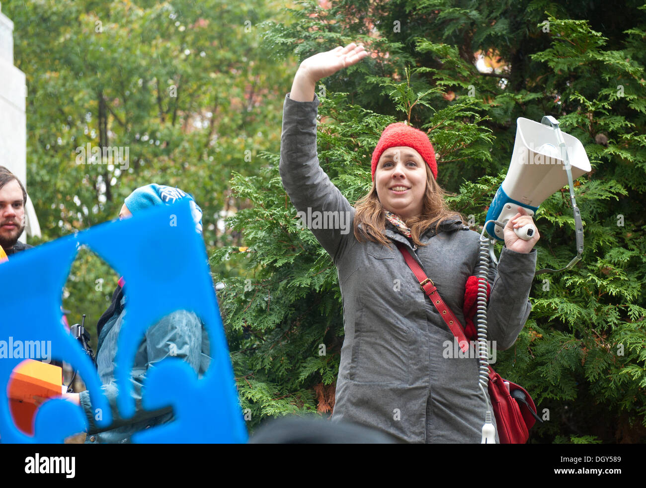 Montreal, Canada . 26 ott 2013. Martine Desjardins, ex leader degli studenti, parlando al rally.I partecipanti marciando a marzo per la laicità e contro la minaccia di integralismo religioso. © Pierre rochon/Alamy Live News Foto Stock